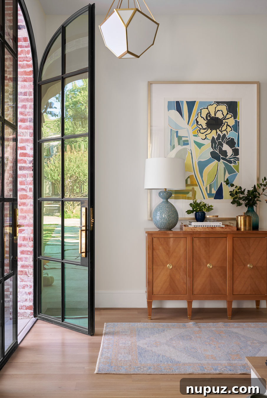 Lindley Arthur's Signature Style: 10 Breathtaking Interiors 2 Lindley Arthur Interiors entry foyer with a stunning chandelier and elegant furnishings, showcasing classic design and a warm welcome.