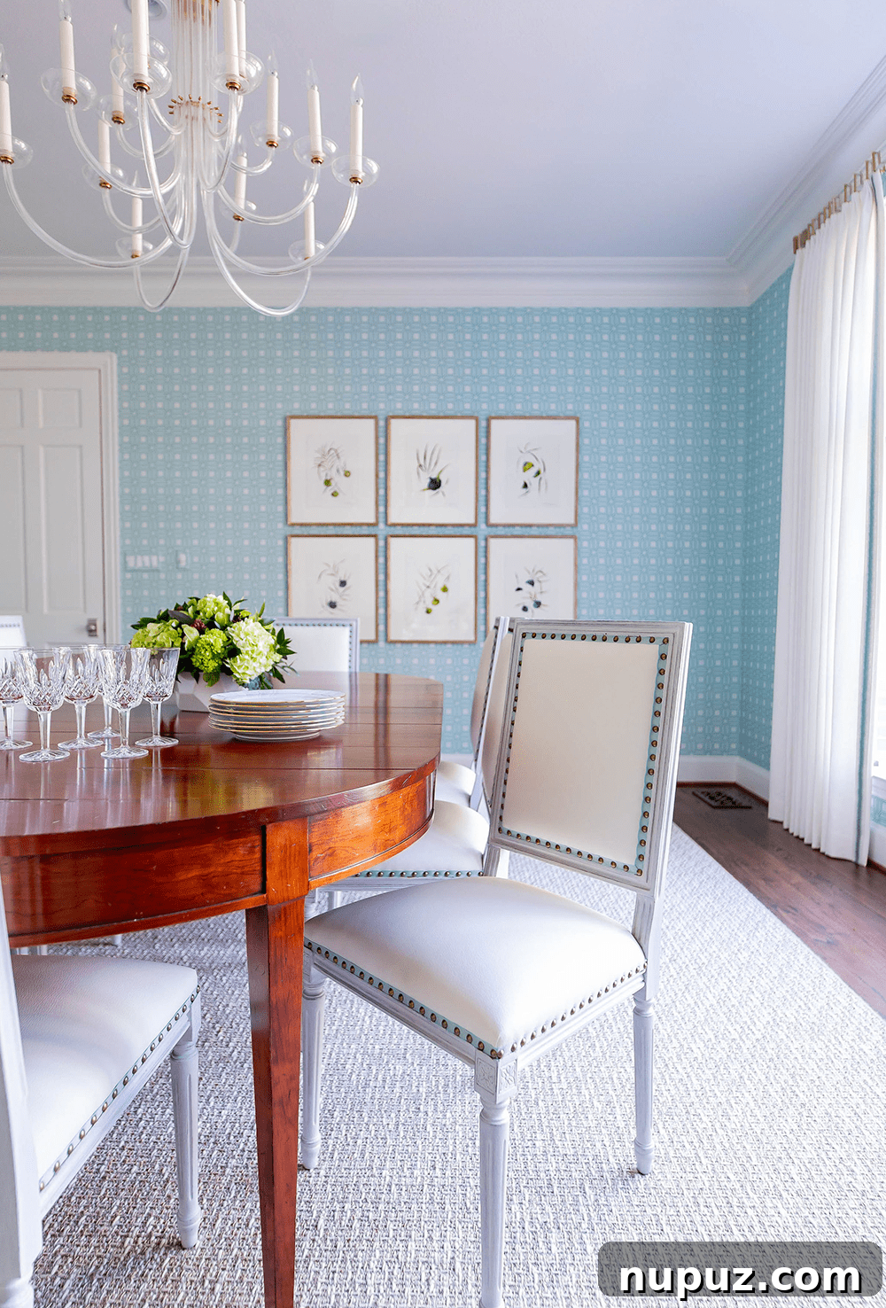 Lindley Arthur's Signature Style: 10 Breathtaking Interiors 3 Lindley Arthur Interiors dining room featuring a sophisticated table setting, elegant chairs, and refined decor, perfect for entertaining.