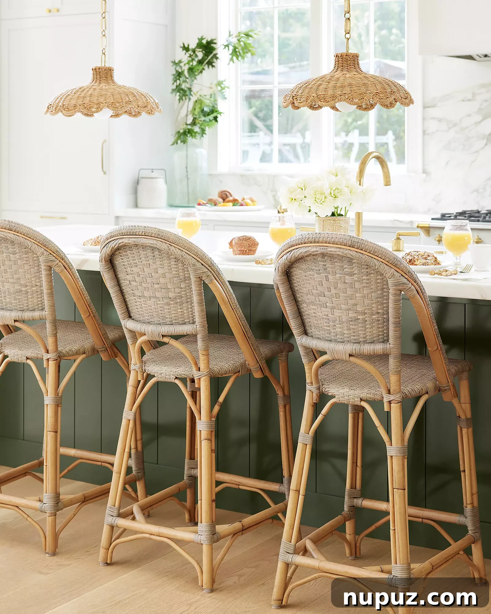 Transform Your Home With 10 Chic Lighting Fixtures 4 Modern living room with a grand chandelier