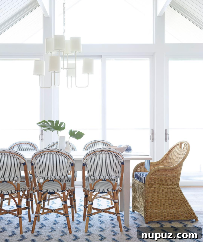 Mavi ve Beyaz Yemek Odasında Davet Keyfi 2 Serena and Lily inspired blue and white dining room with elegant decor, natural textures, and a light-filled ambiance