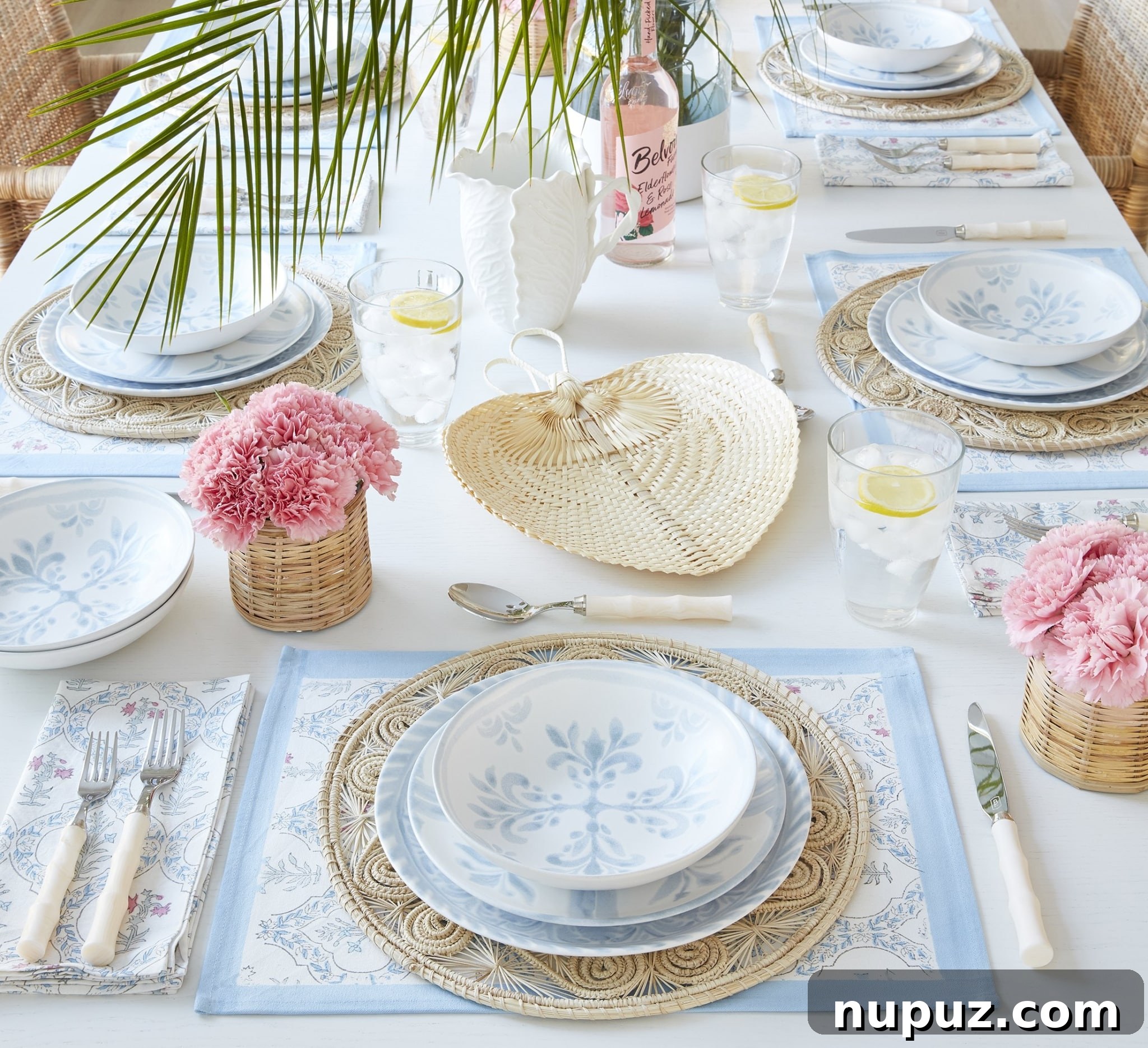 10 Jaw-Dropping Dining Rooms That Offer a Heavenly Escape 4 Sophisticated coastal dining room featuring natural light and textures