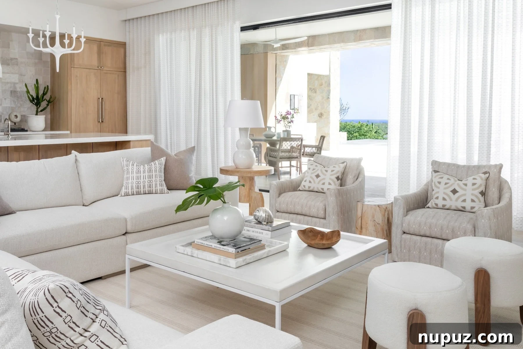 Lüks Cabo tatil evi, A. Wooten Interiors tarafından tasarlanmış, açık konsept oturma alanına sahip nötr tonlarda bir salon. Fotoğraf: Heidi Harris.
