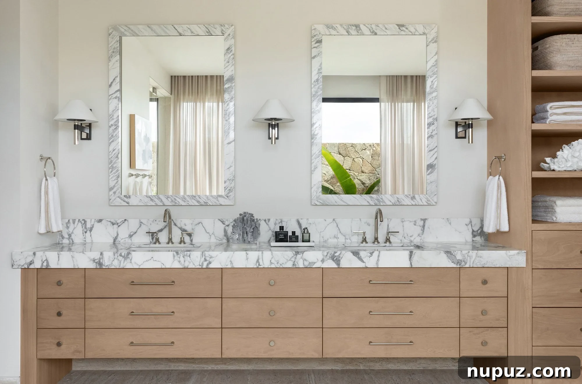 A. Wooten Interiors tarafından tasarlanmış Cabo tatil evinde, sarışın ahşap ve mermer tezgahlarla şık bir banyo. Fotoğraf: Heidi Harris.
