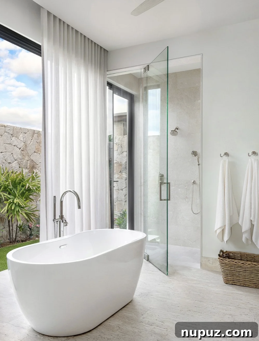 A. Wooten Interiors imzalı Cabo tatil evinde, küvetli güzel bir duş. Fotoğraf: Heidi Harris.