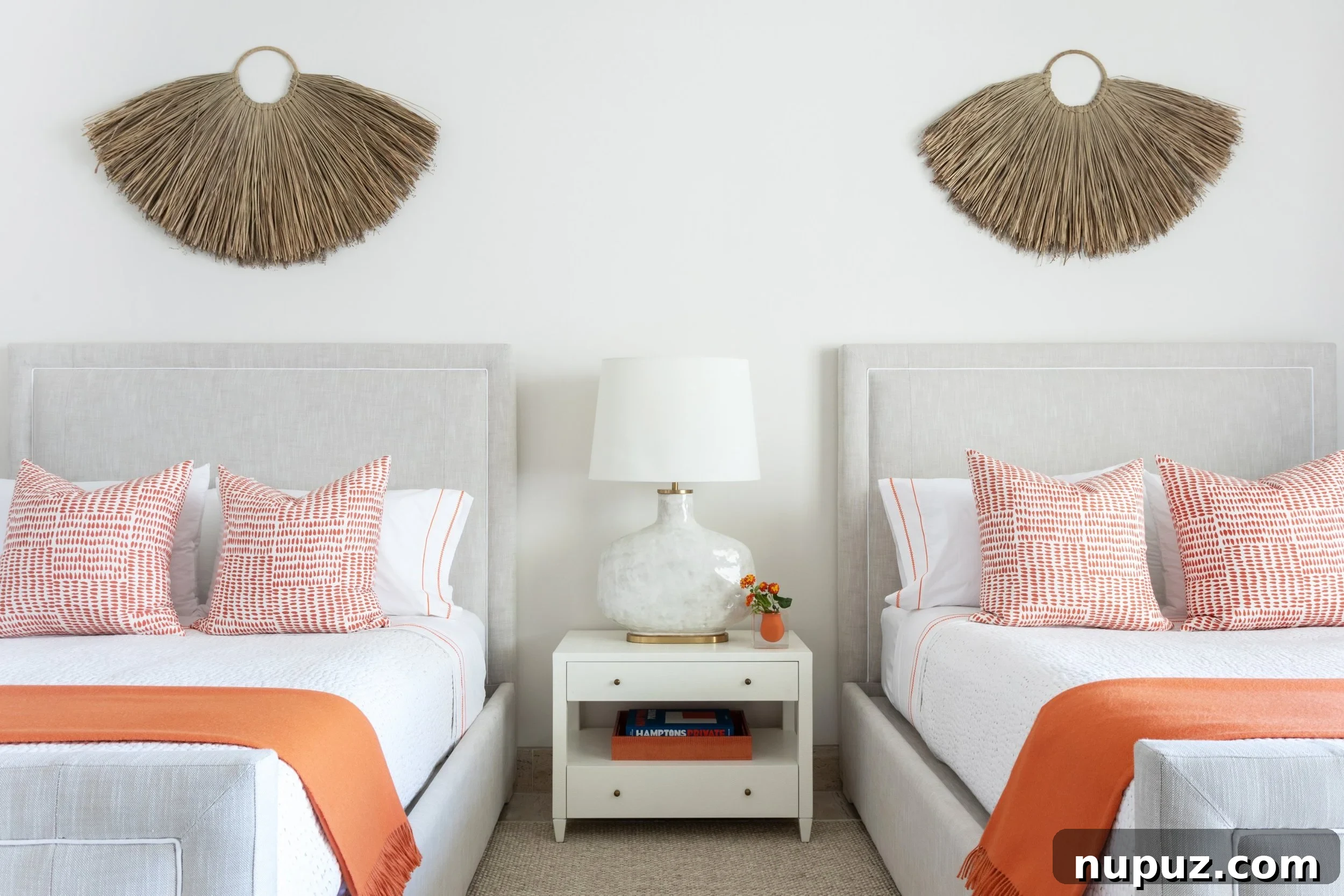 A. Wooten Interiors tarafından tasarlanmış Cabo tatil evinde, turuncu ve beyaz nevresimli misafir odası. Fotoğraf: Heidi Harris.