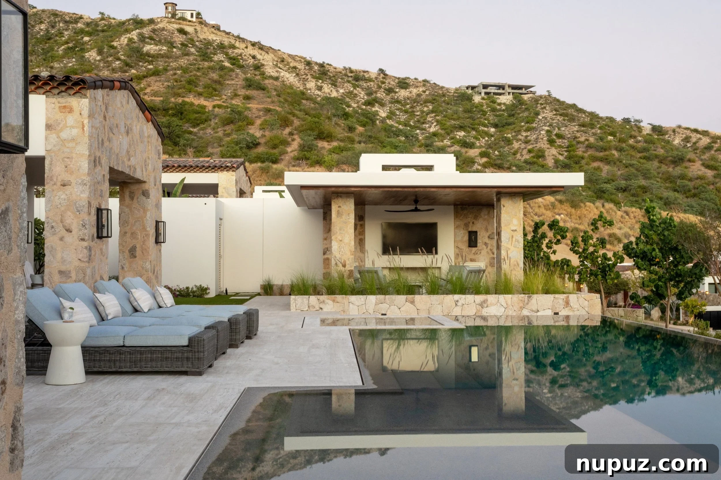 A. Wooten Interiors tarafından tasarlanmış Cabo tatil evinin havuz alanı ve evi için kullanılan güzel taş işçiliği. Fotoğraf: Heidi Harris.