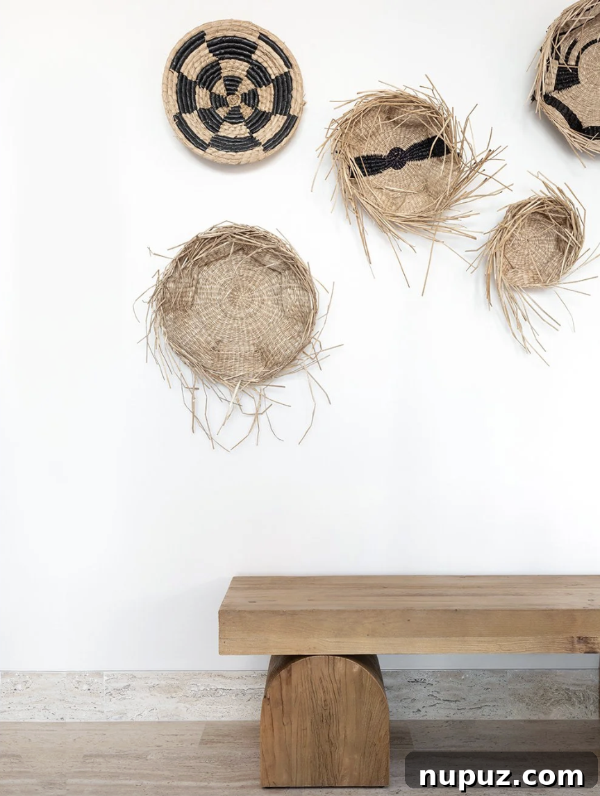 A. Wooten Interiors imzalı Cabo tatil evinde duvarda asılı sepet koleksiyonu, doğal dokular. Fotoğraf: Heidi Harris.