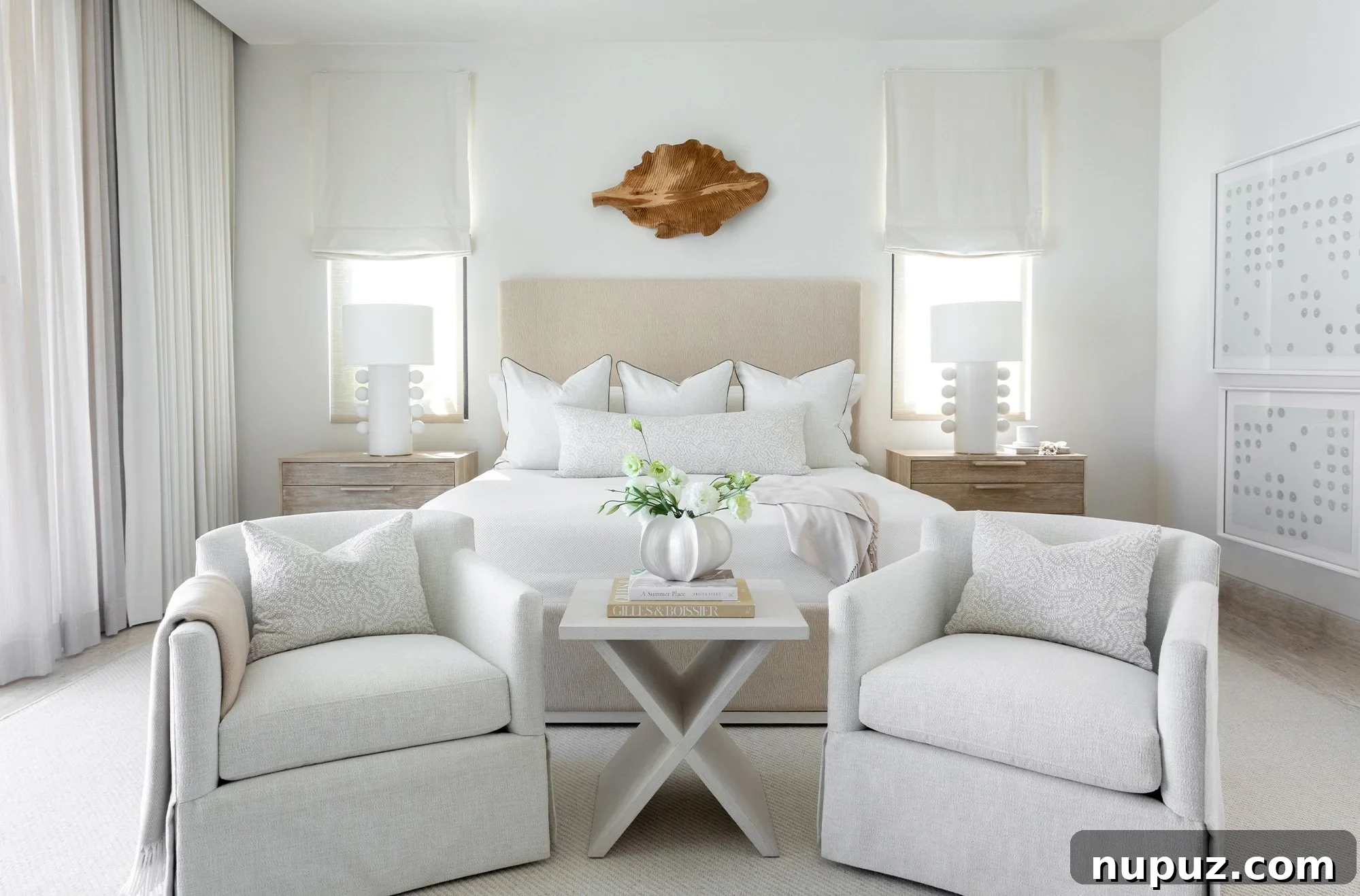 A. Wooten Interiors tarafından tasarlanmış, Cabo'daki bu lüks evde, yatağın üzerinde pirinç sanat eseri bulunan, rahatlatıcı nötr renkli bir yatak odası. Fotoğraf: Heidi Harris.