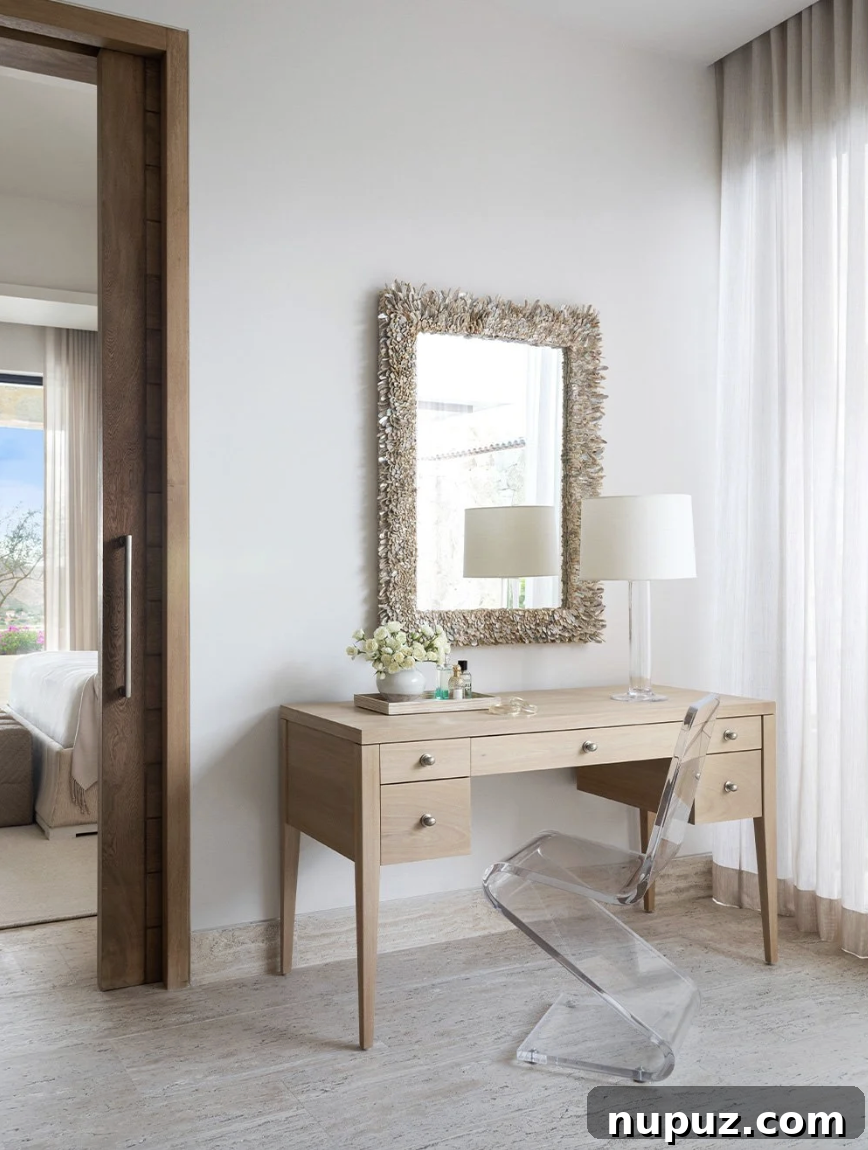A. Wooten Interiors tarafından tasarlanmış Cabo tatil evinde, sarışın ahşap masa ve kabuk aynası içeren, makyaj masası veya ev ofisi için mükemmel bir köşe. Fotoğraf: Heidi Harris.