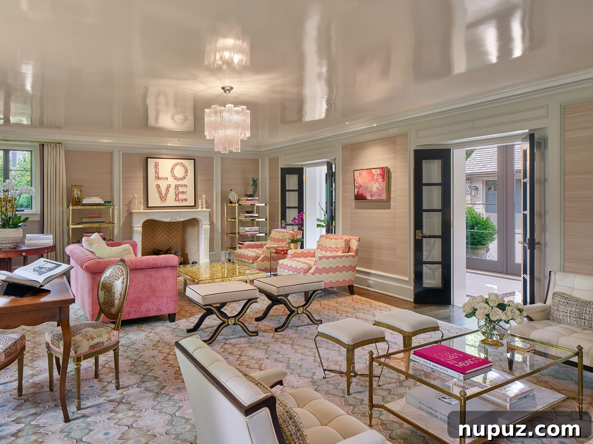 Living room with pink sofa and glass and brass coffee table and lacquered ceiling